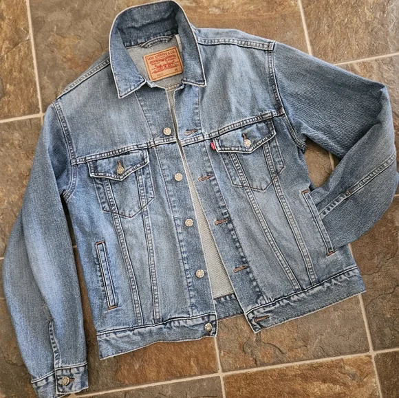 Levi's Light Blue Vintage-Style Denim Jacket - Picture 2 of 10